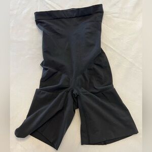 SPANX OnCore High-Waisted Mid-Thigh Short, Size Large.